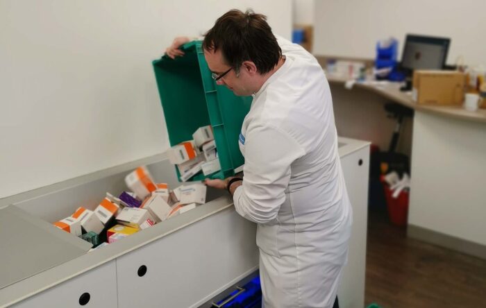 El farmacéutico lanza las cajas de medicamentos en el MT.OPTIMAT
